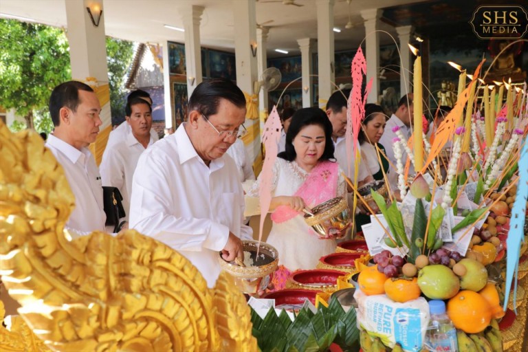 សម្តេច​តេជោ ហ៊ុន សែន និង​សម្តេច​កិត្តិ​ព្រឹទ្ធ​បណ្ឌិត​អញ្ជើញ​ចូលរួម​ពិធីបុណ្យ​ភ្ជុំ​បិណ្ឌ នៅ​វត្ត​វាំង​ចាស់​