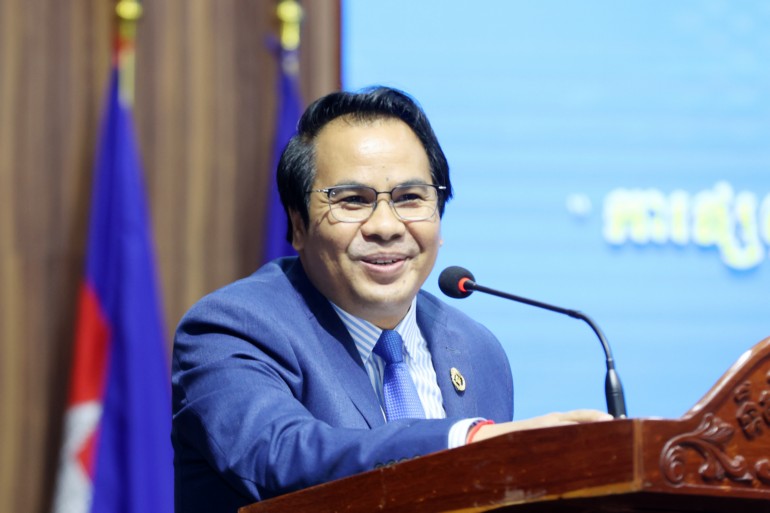 ឯកឧត្តម រដ្ឋលេខាធិការ សុខ ចាន់​ភក្តី ថ្លែងថា អ្នកសារព័ត៌មាន​ទាំងអស់​ត្រូវ​បន្ត​ស្វែង​យល់​អោយ​កាន់តែ​សុីជម្រៅ​អំពី «​ធម្មនុញ្ញ​វិជ្ជាជីវៈ​សារព័ត៌មាន​» ដែល​ជា​មូលដ្ឋានគ្រឹះ​រួម​នៃ​ក្រមសីលធម៌​វិជ្ជាជីវៈ​សារព័ត៌មាន ដើម្បី​លើកកម្ពស់​តម្លៃ​វិជ្ជាជីវៈ​សារព័ត៌មាន​នៅ​កម្ពុជា​