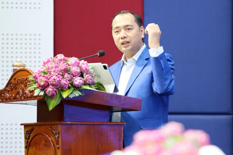 រដ្ឋមន្ត្រីក្រសួង​ព័ត៌មាន បាន​ថ្លែង​បញ្ជាក់ជូន​អ្នកសារព័ត៌មាន​ជាង ៣០០ នាក់​ថា «​ធម្មនុញ្ញ​វិជ្ជាជីវៈ​សារព័ត៌មាន ជា​អាវ​ក្រោះ​សម្រាប់​អ្នកកាសែត​គ្រប់ៗ​រូប​»