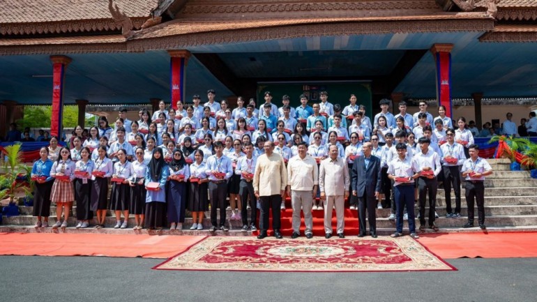 មានតែ​ចំណេះវិជ្ជា​មួយគត់​ជួយ​ស្រោចស្រង់​កសាង​ប្រទេស​ឲ្យ​គង់វង្ស​រុងរឿង​ត​ជំនាន់​៖ ថ្នាក់ដឹកនាំ​រាជរដ្ឋាភិបាល​លើកទឹកចិត្ត​សិស្សានុសិស្ស​ខេត្ត​កំពត​ឲ្យខិត​ខំ​រៀនសូត្រ​