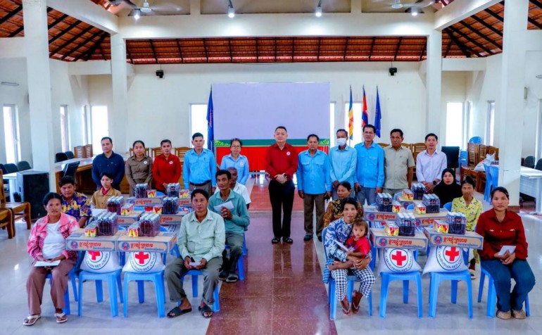 ​ប្រជាពលរដ្ឋ​រងគ្រោះ​ដោយ​ខ្យល់​កន្ត្រាក់ ១១ គ្រួសារ ក្នុងស្រុក​ទឹកឈូ ទទួលបាន​ការឧបត្ថម្ភ​ពី​អនុសាខា​កាកបាទ​ក្រហម​ស្រុក​