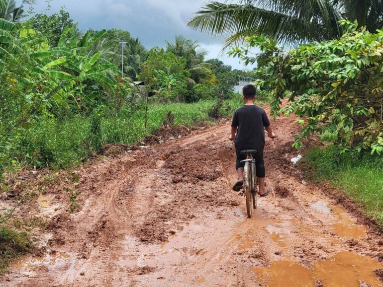 រឿងរ៉ាវ​ដ៏​ហួសចិត្ត​! ផ្លូវលំ​អូ​ដូង ខេត្ត​កែប ក្លាយជា “​បឹង​ភក់​” ដោយសារ​ក្រុមហ៊ុន​ម៉ៅការ​ធ្វើ​ចំ​រដូវភ្លៀង បង្ក​ផល​លំបាក​ធ្ងន់ធ្ងរ​ដល់​ប្រជាពលរដ្ឋ និង​សិស្សានុសិស្ស