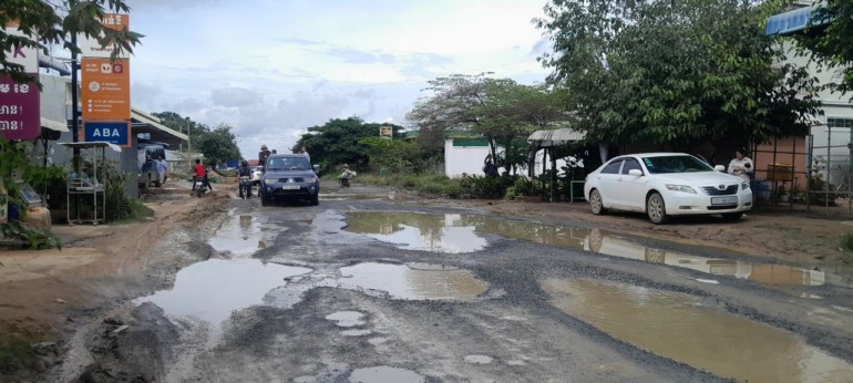 អាសូរ​! ផ្លូវ​កៅស៊ូ​ត្រពាំង​ខ្យង (​ផ្លូវ​ខេត្ត​លេខ ១៣០) ប្រែក្លាយជា «​ត្រពាំង​» ធំៗ ធ្វើឲ្យ​ពលរដ្ឋ​រិះគន់​អាជ្ញាធរ​ខេត្តកំព​ង់​ស្ពឺ​