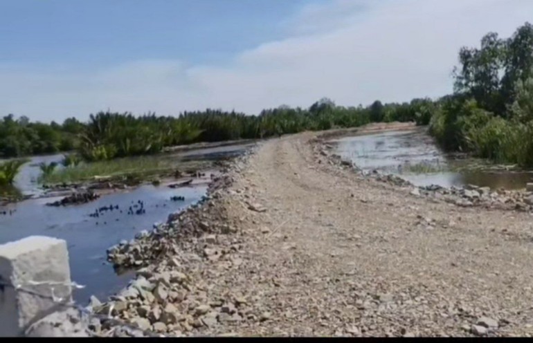 🛑 ព័ត៌មាន​បន្ទាន់​៖ ករណី​រំលោភ​បំពាន​ដី​ព្រែក​នៅ​ខេត្ត​កែប អាជ្ញាធរ​មូលដ្ឋាន​ត្រូវបាន​ស្នើសុំ​ឱ្យ​ចុះ​ពិនិត្យ​