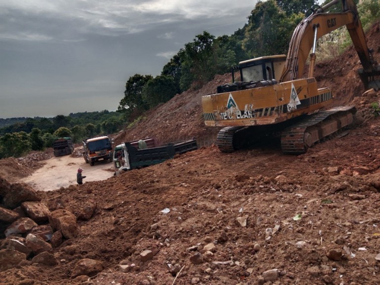 ភ្នំ​នៅ​ភូមិ​ស្នំ​ប្រាំពីរ កំពុង​រង​ការកាយ​យក​ថ្ម​លក់​យ៉ាង​អនាធិបតេយ្យ ខណៈ​មន្ត្រី​ជំនាញ​រក្សា​ភាព​ស្ងៀមស្ងាត់​