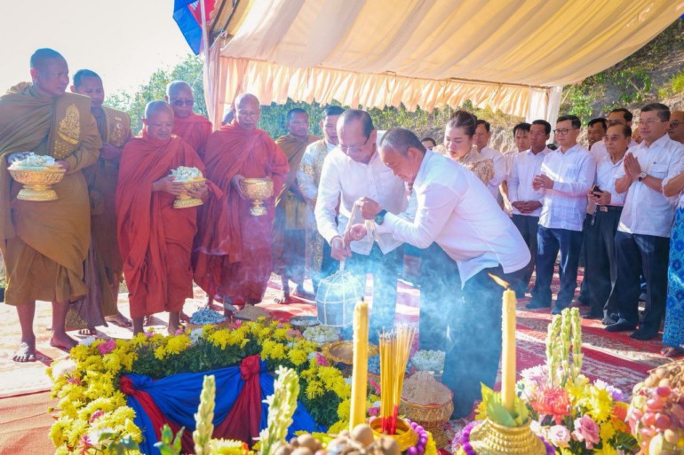 អាជ្ញាធរ​ខេត្ត​កំពត បញ្ចុះ​បឋមសិលា​សាងសង់​រូបសំណាក “​លោកតា​ទ្វារ​” ដើម្បី​លើកកម្ពស់​ទេសចរណ៍​សាសនា និង​សម្រួល​ចរាច​រណ៍​