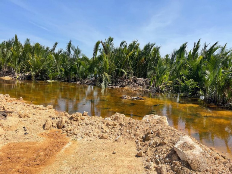 ពលរដ្ឋ​រិះគន់​អាជ្ញាធរ​ខេត្ត​កែប​ថា រក្សា​ភាព​ស្ងៀមស្ងាត់​ជុំវិញ​ករណី​ចាក់​ដី​រំលោភ​យក​ដី​ចំណី​ព្រែក​នៅ​ស្រុក​ដំណាក់​ចង្អើរ​