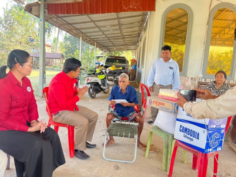 អភិបាល​ស្រុក​ឈូក នាំយក​អំណោយ​មនុស្សធម៌​របស់​អនុសាខា​កាកបាទ​ក្រហម ផ្ដល់​ជូន​គ្រួសារ​រងគ្រោះ​ដោយ​អគ្គិភ័យ និង​មន្ត្រី​មាន​ជំងឺ​