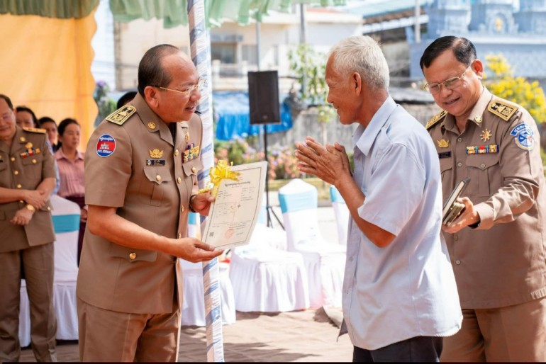 ឯកឧត្តម ម៉ៅ ធនិន ចុះ​ចែក​ប័ណ្ណកម្មសិទ្ធិ​ដីធ្លី​នៅ​ស្រុក​កំពង់ត្រាច និង​ព្រមាន​មន្ត្រី​មូលដ្ឋាន​ណា​ដែល​បម្រើ​រាស្ត្រ​មិន​បាន​ល្អ​