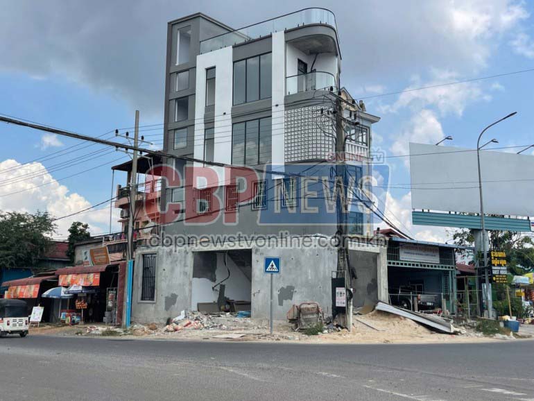 សំណង់​រឹង​រំលោភ​ផ្លូវ​សាធារណៈ​នៅ​សង្កាត់​អណ្ដូង​ខ្មែរ កំពុង​សាកល្បង​ឥទ្ធិពល​អាជ្ញាធរ​ក្រុង​កំពត​