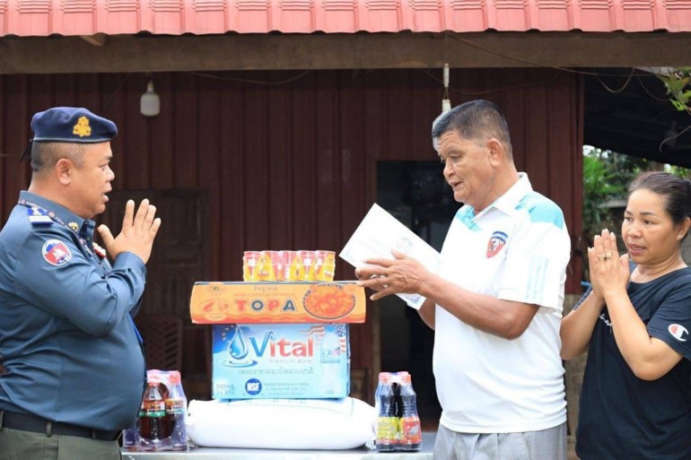 ​លោក​មេបញ្ជាការ​កងរាជអាវុធហត្ថ​ខេត្ត​កែប ចាត់តាំង​តំណាង​ចុះ​សាកសួរ​សុខទុក្ខ និង​នាំយក​អំណោយ​ជូន​គ្រួសារ​យោធិន​អាវុធហត្ថ​ដែល​មាន​ជំងឺ និង​អតីតយុទ្ធជន​ចំនួន ១២​គ្រួសារ​