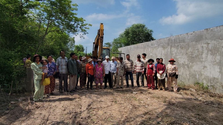 លោក ហ៊ួ​រ មិថុនា ចុះ​បើក​ការដ្ឋាន​សាងសង់​ផ្លូវ​បេតុង​ក្រវាត់​ភ្នំ​អង្គោល​តូច ដើម្បី​ជំរុញ​ចរន្ត​សេដ្ឋកិច្ច​មូលដ្ឋាន​