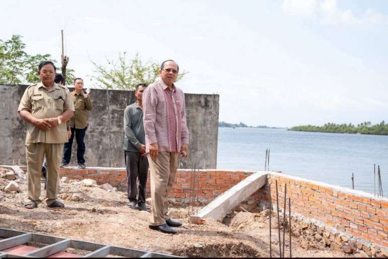 ឯកឧត្តម ម៉ៅ ធនិន ដាក់​ឱសានវាទ ១​សប្តាហ៍​ឱ្យ​ម្ចាស់​សំណង់​កាយ​ដី និង​រុះរើ​បេតុង​ដែល​រំលោភ​ដី​ចំណី​ព្រែក​កំពត​ចេញ​វិញ​ជា​បន្ទាន់​