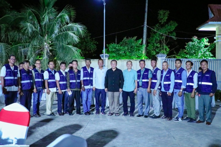 អភិបាលខេត្ត​កែប រៀបចំ​ពិធី​ពិសា​អាហារ​សាមគ្គី និង​បំពាក់​អាវកាក់​ជូន​អ្នកសារព័ត៌មាន ដើម្បី​ពង្រឹង​ប្រសិទ្ធភាព​ការងារ​