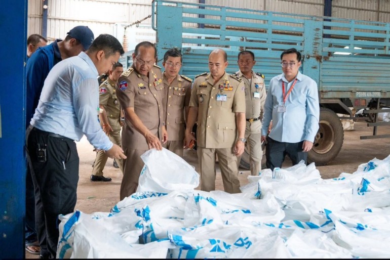 ឯកឧត្តម ម៉ៅ ធនិន ដឹកនាំ​កម្លាំងចម្រុះ​ចុះបង្ក្រាប​ទីតាំង​សិប្បកម្ម​វេច​ខ្ចប់​ស្ករស​ខុសច្បាប់ និង​បន្លំ​ប្រភព​ទំនិញ​ក្នុងស្រុក​ទឹកឈូ​
