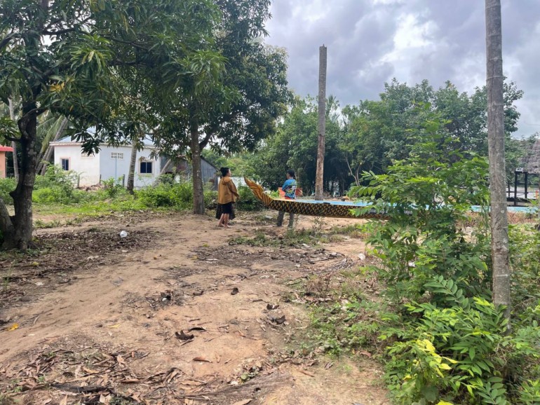 ពលរដ្ឋ​រិះគន់​ធ្ងន់ៗ ករណី​ទូកង «​កំពត​សែន​ជ័យ​បារមី​មហា​ហង្ស​» របស់​មន្ទីរ​សេដ្ឋកិច្ច​ខេត្ត ត្រូវ​គេ​យកមក​ទុកចោល​ហាលថ្ងៃ​ហាលភ្លៀង​