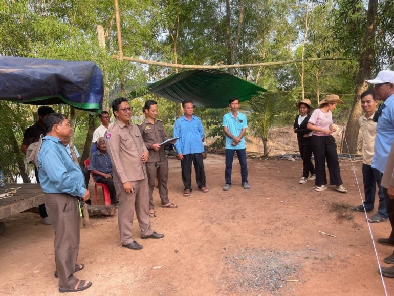 លោក សៅ មឿន អភិបាល​ស្រុក​ឈូក ដឹកនាំ​សម្របសម្រួល​ដោះស្រាយ​វិវាទ​ដីធ្លី និង​បោះបង្គោល​ព្រំ​ប្រឡាយ​បញ្ចប់​ដោយ​ជោគជ័យ​
